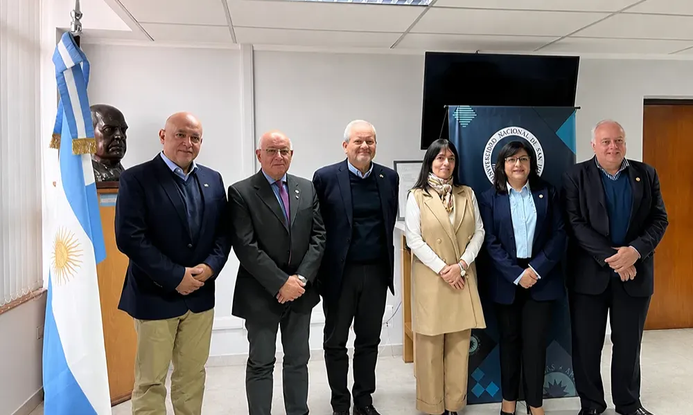 Autoridades de la Universidad Nacional de San Juan y representantes de la Cámara Minera Chileno-Alemana durante una reunión de cooperación internacional vinculada al desarrollo de capacidades para una minería sostenible.