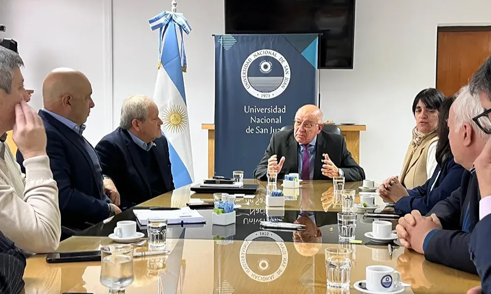 Representantes de la UNSJ y de la Cámara Minera Chileno-Alemana durante una reunión de trabajo orientada a fortalecer la cooperación internacional y avanzar hacia un Memorándum de Entendimiento.