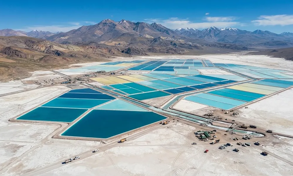 Vista aérea de piletones de evaporación de litio en un salar de la Puna argentina.