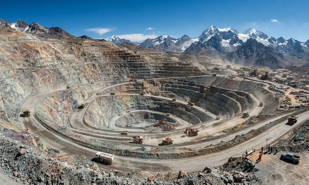 Proyecto de construcción de una mina de cobre a cielo abierto en la cordillera de los Andes.