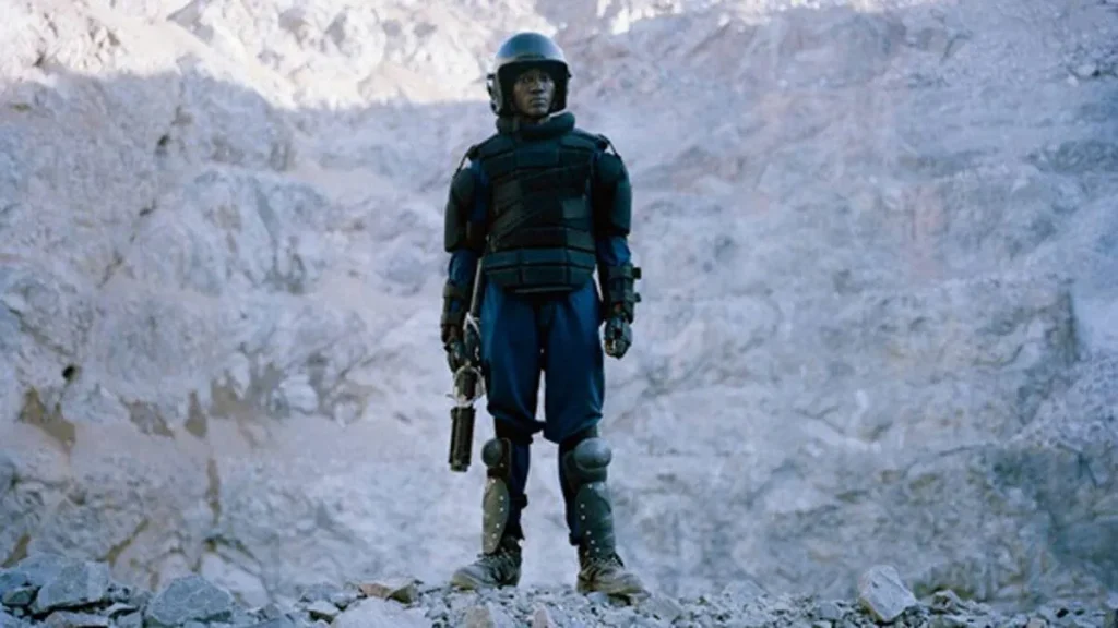 Un guardia de seguridad de Barrick Gold en el borde de la mina North Mara.