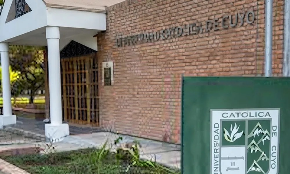 fachada universidad catorlica de cuyo