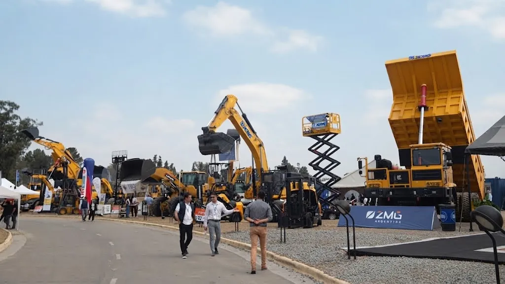 Exterior de la feria minera con maquinarias y equipos mineros