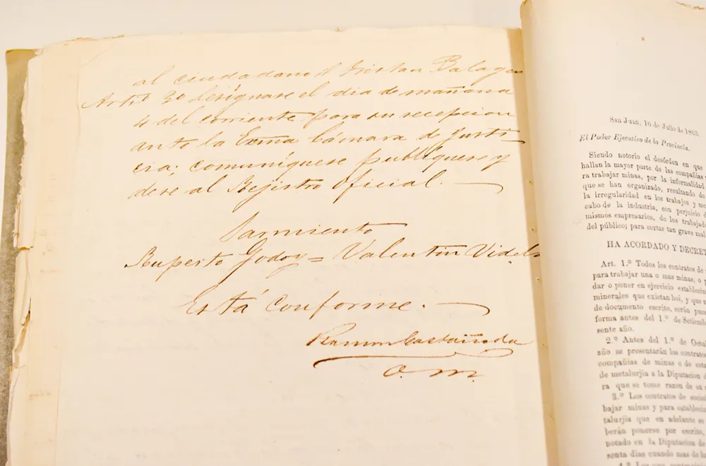documento antiguo escrito con manuscrita