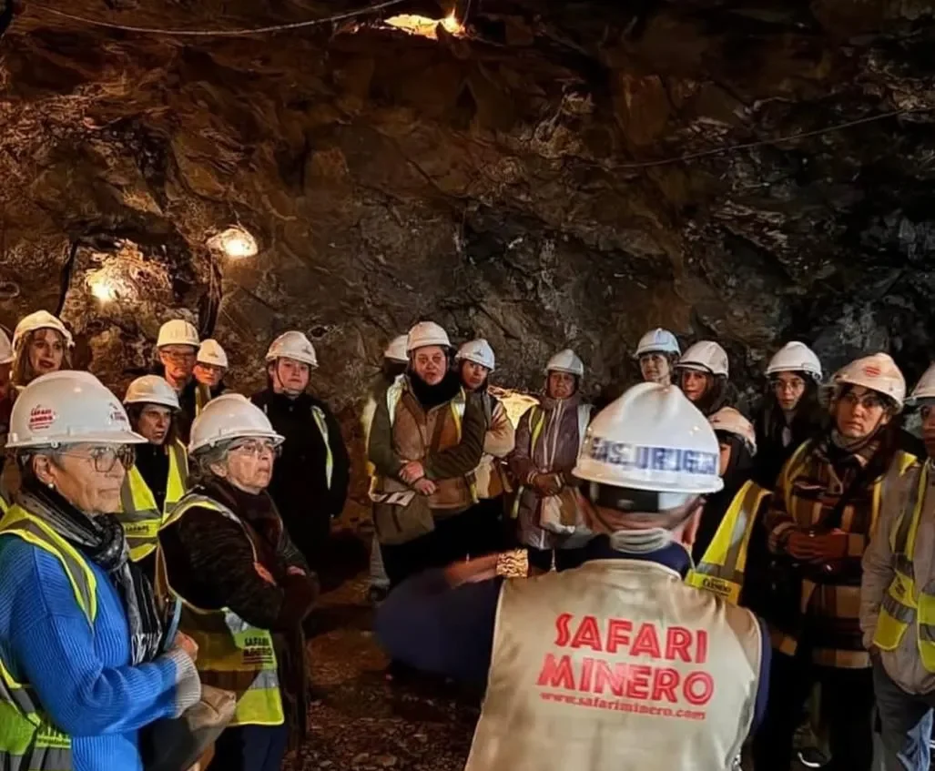 TURISTAS DENTRO DE LA MINA ESCUCHANDO EXPLICACIONES DE LOS GUIAS