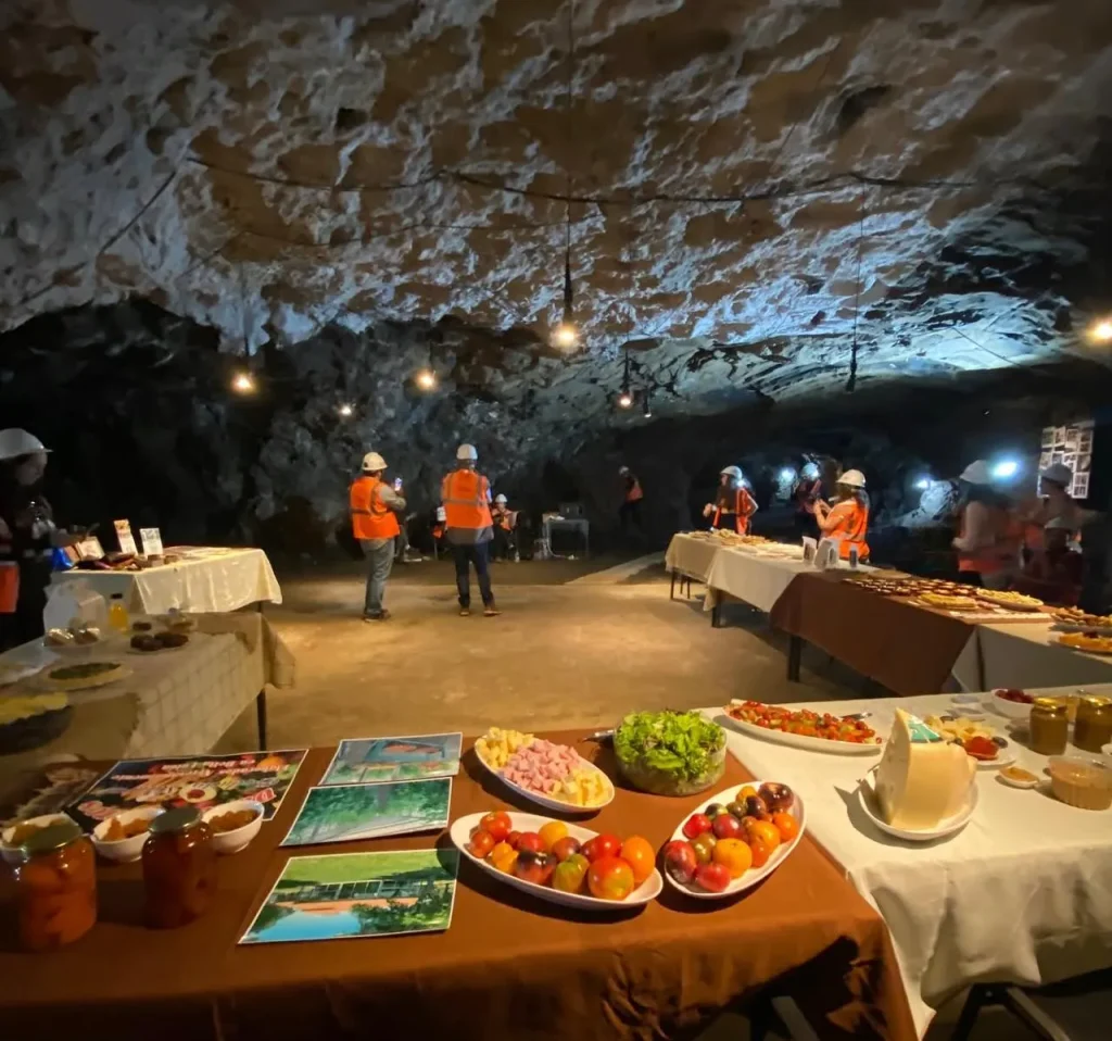 Mesa de degustación de comida típica uruguaya dentro de la mina subterránea.