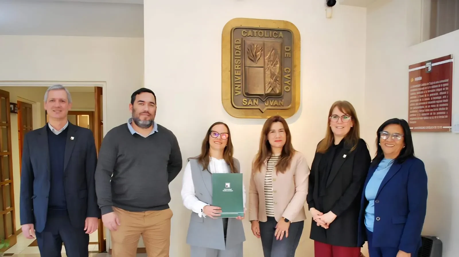 Representantes de ASIJEMIN y de la universidad Católica de Cuyo 