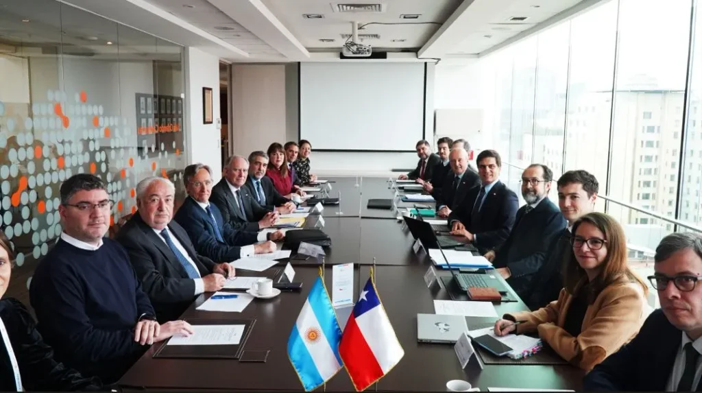 Representantes políticos de Chile y Argentina en el último encuentro del tratado bilateral entre ambos
