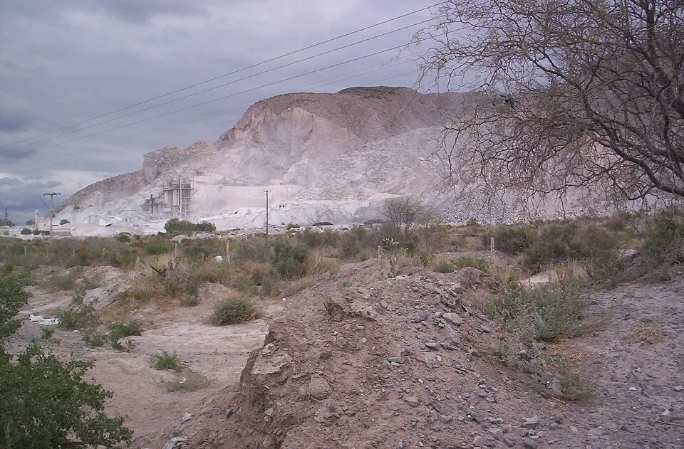 Vista de la cantera de caliza en Los Berros, San Juan, zona clave del paisaje minero sanjuanino.