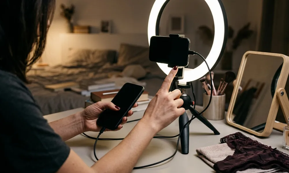 Minería y trabajo sexual: el contenido digital gana espacio frente al encuentro presencial
