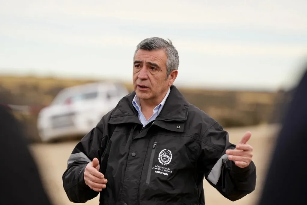  el ministro de Energía y Minería provincial, Jaime Álvarez, haciendo declaraciones