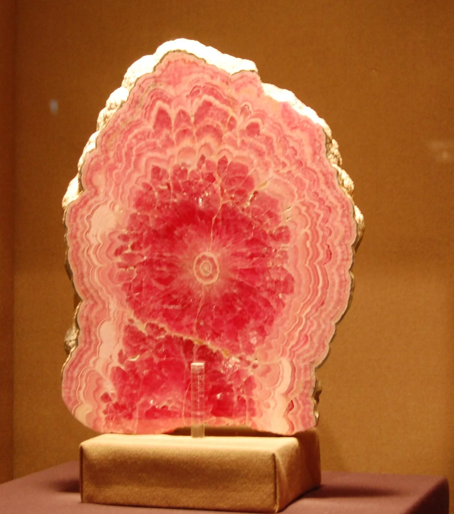 Muestra mineral de rodocrosita en estado natural procedente de Mina Capillitas, Catamarca.