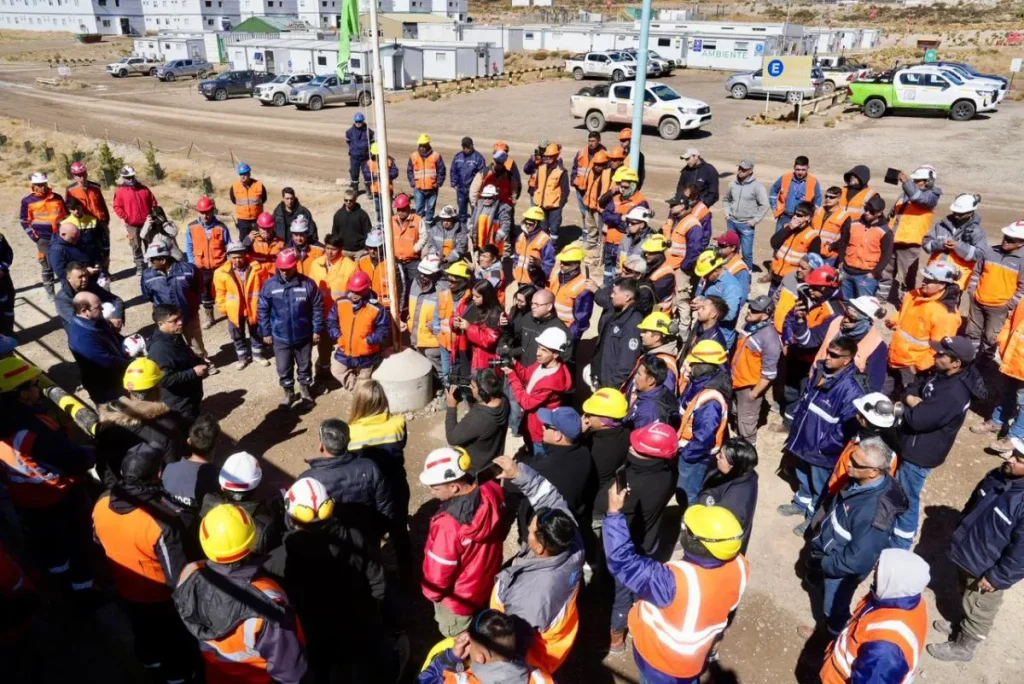 Reunión a las puertas de la minera Newmont de trabajadores esperando respuestas 