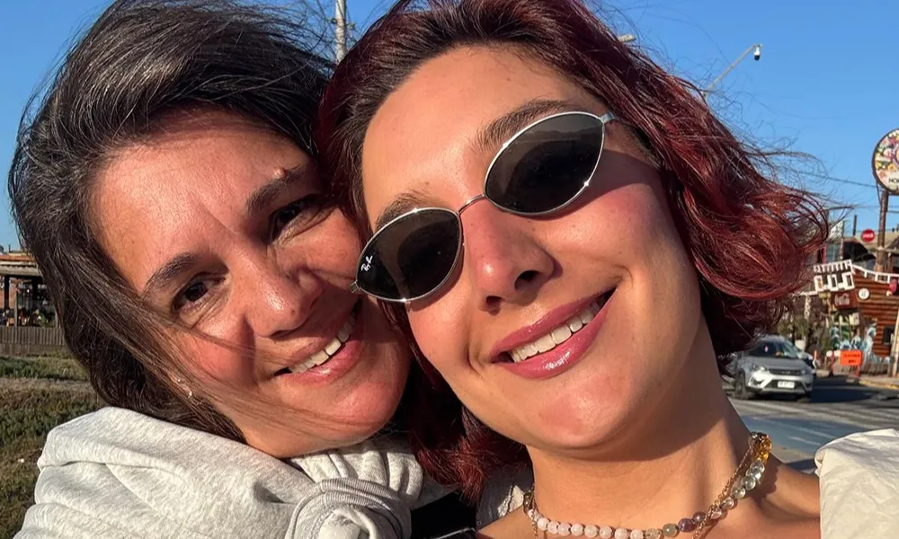 Silvana Aubone posa sonriente junto a su hija durante un encuentro personal al aire libre, en una fotografía vinculada con la dimensión familiar de su trayectoria.