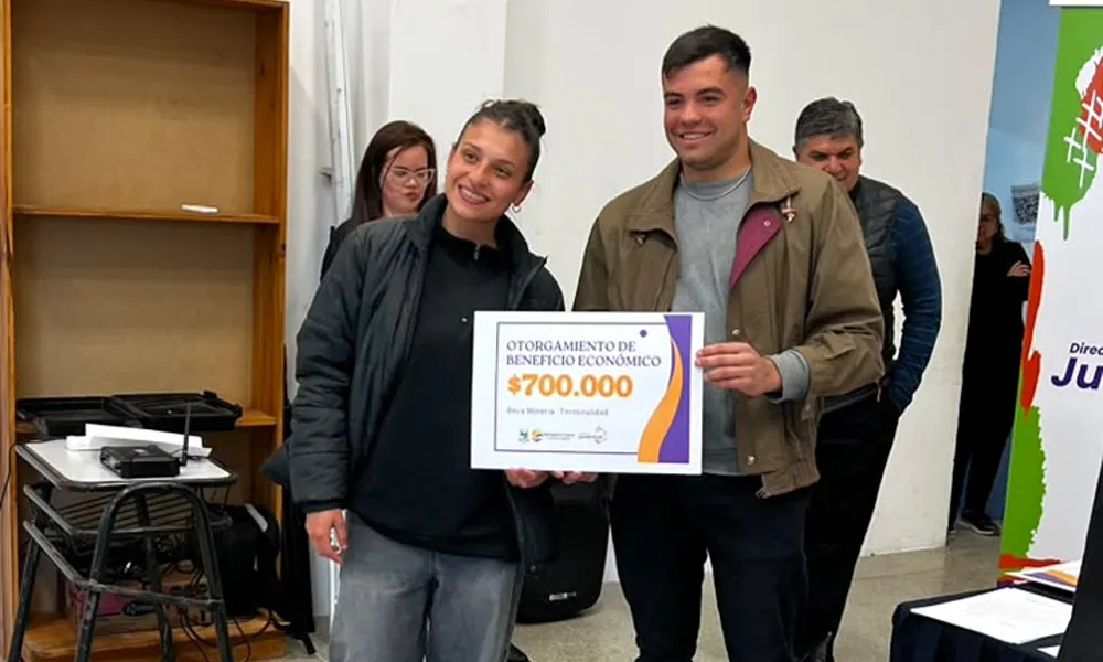 Equipo de Juventud llevando a cabo la entrega de las becas minería en Sarmiento 