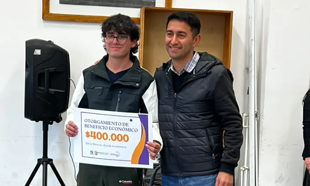 Diputado Andres Castro haciendo entrega de una de las becas de manera simbólica 