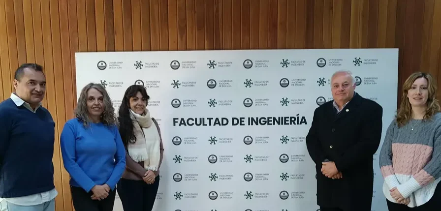 Ing. Marcelo Navarro, Dra. Ing. Rosa Rodríguez, Dra. Ing. Marcela Castro, Dr. Eric Luciar y Mag. Ing. Verónica Navas, integrantes y autoridades vinculadas al proyecto REFRES en San Juan.
