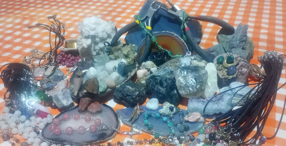 Conjunto de minerales, piedras naturales, cuarzos y piezas de bijouterie artesanal utilizadas por Sergio Mayorga para producir collares, rosarios, pulseras y otros trabajos en piedra.
