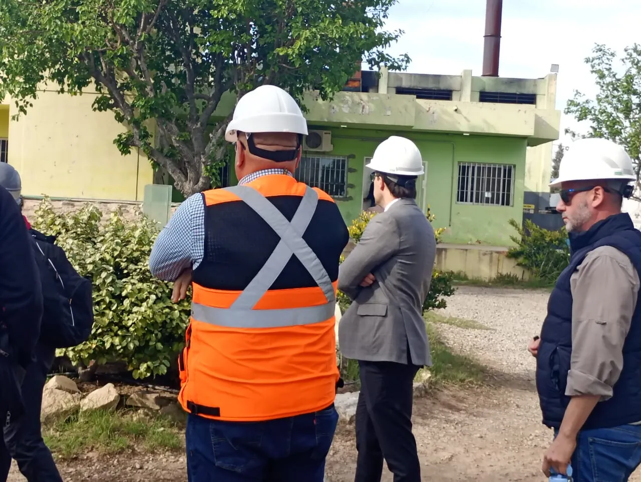 Representantes judiciales y veedores ingresando a la planta por la causa de cenizas de Barrick Gold.