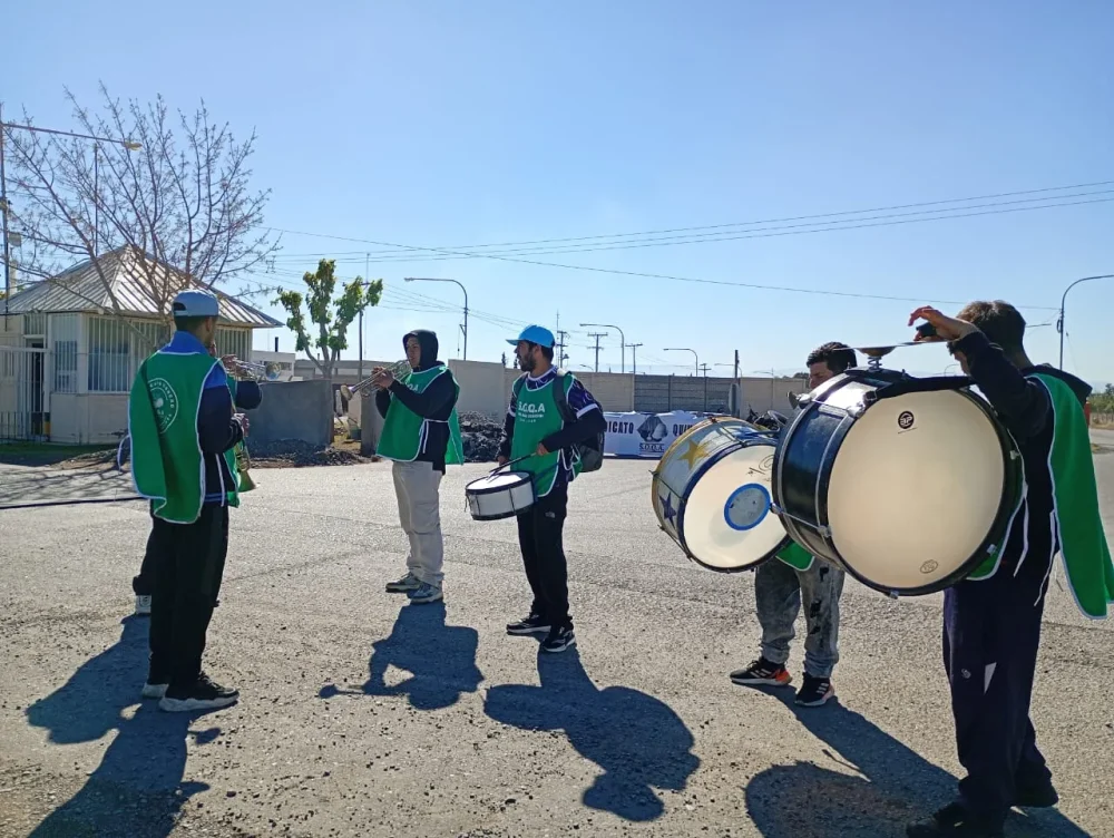 protesta con bombos de miembro del SOQA