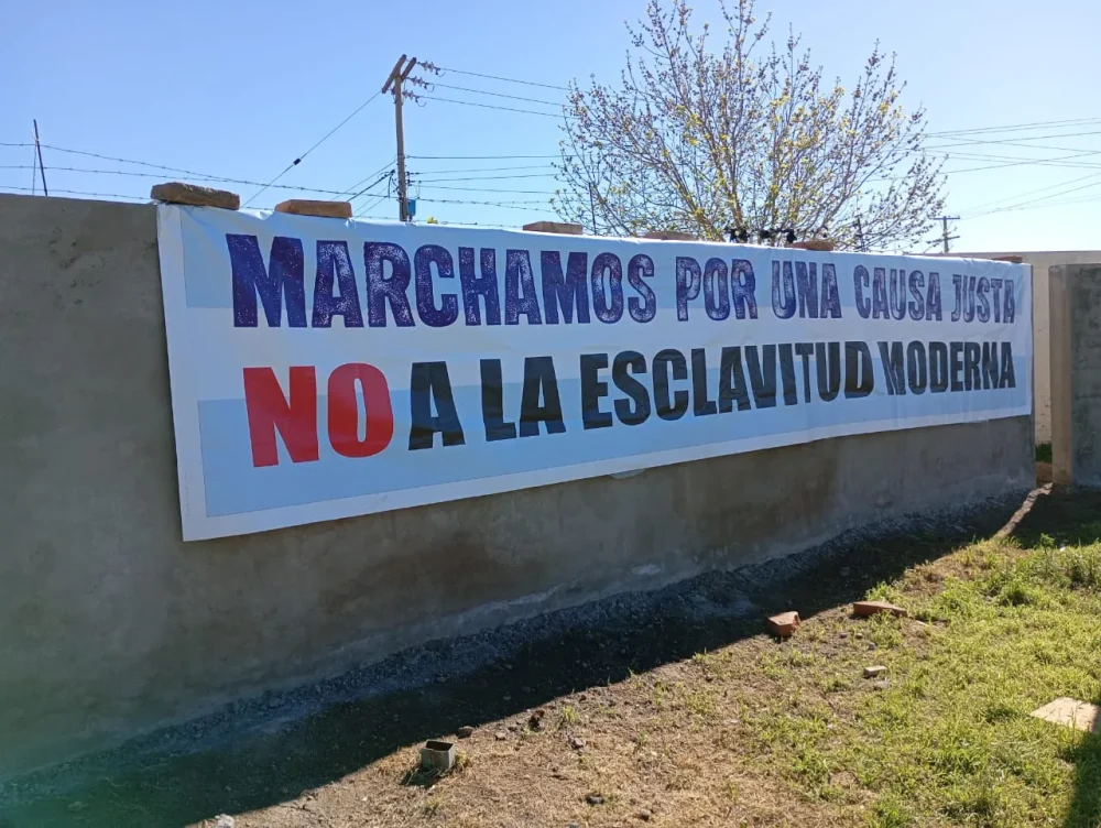 pancarta de reclamo de los trabjadores de biocordillerana