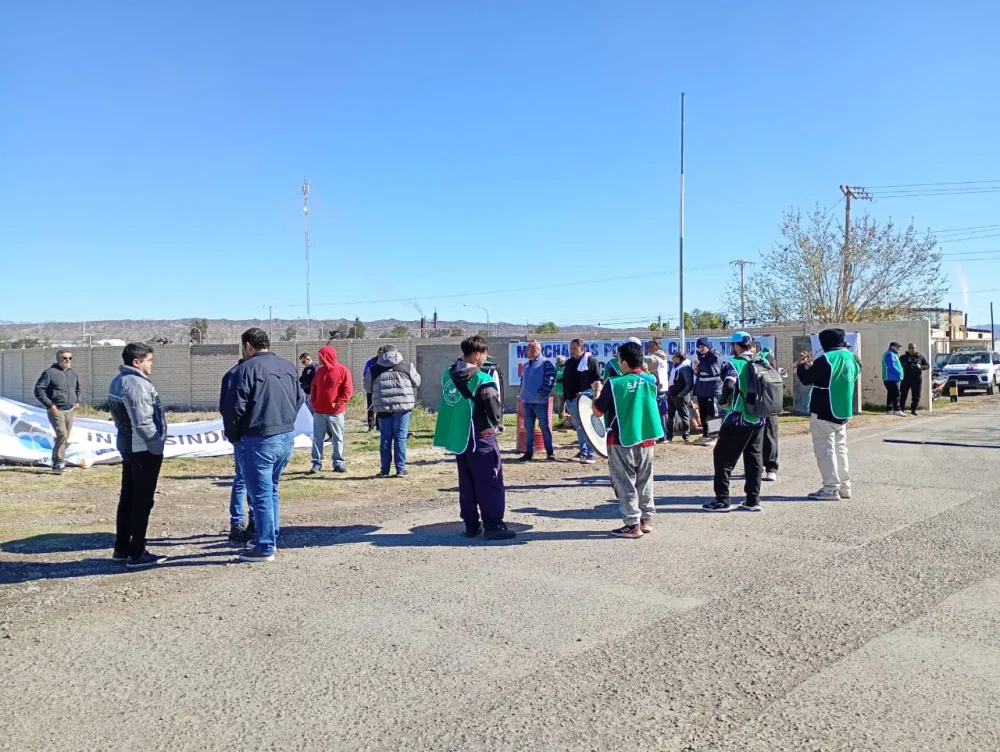 protesta de trabajadores en el ingreso del parque industrial de chimbas