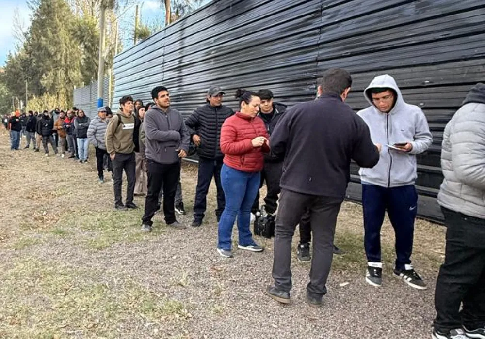 filas en la puerta de la empresa Acer para la inducción 360 en simuladores simumak
