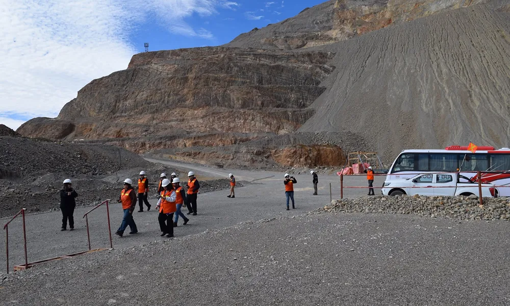 estudiantes de la unsj recorriendo la mina gualcamayo