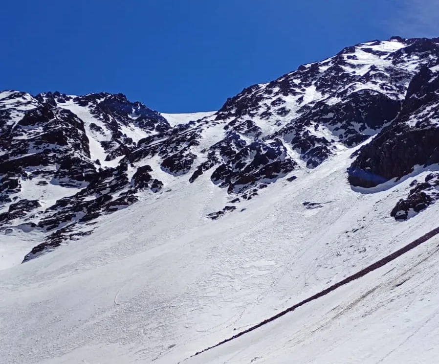 Cumbres de la cordillera de San Juan con nieve acumulada en las cuencas altas que integran el inventario de cuerpos helados.
