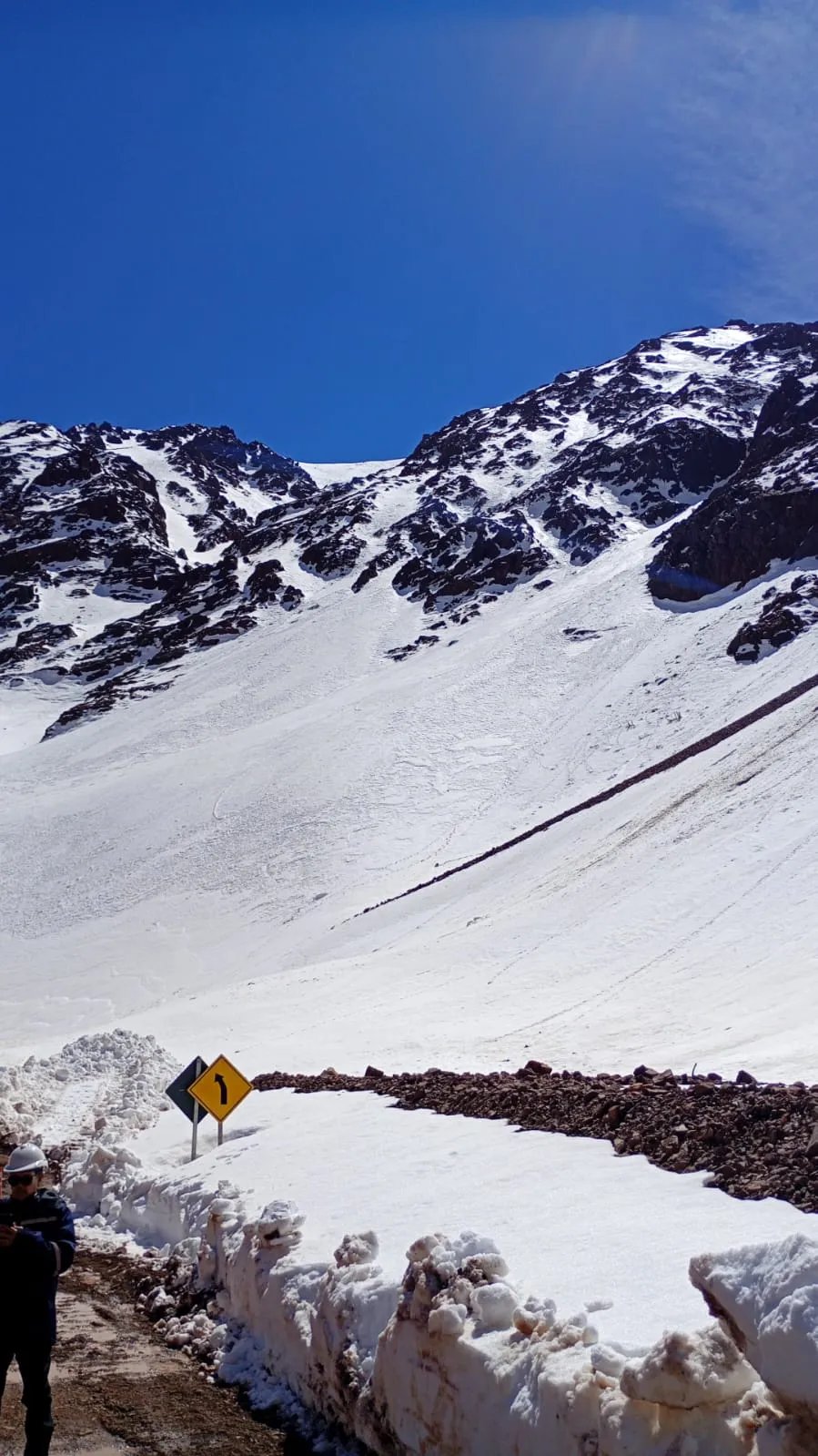 Contenido Original de ACERO Y ROCA - Prohibida su reproducción Alta montaña nevada de la cordillera sanjuanina en la zona del camino a Los Azules.
