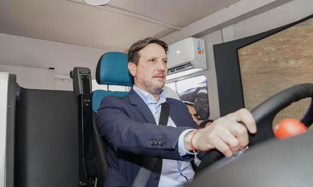 El ministro de Minería, Juan Pablo Perea, probó el simulador 360 durante las jornadas de capacitación