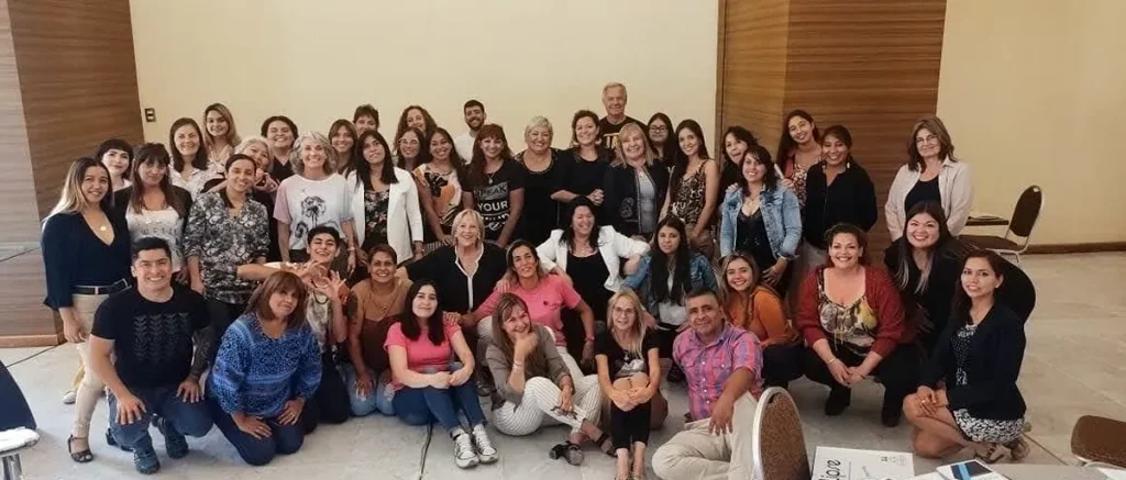 grupo de varias mujeres posando en un encuentro femenino
