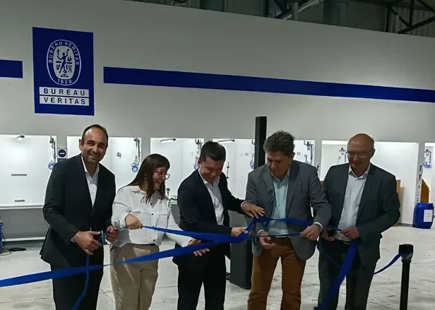 Inauguración de Bureau Veritas durante el corte de cinta.