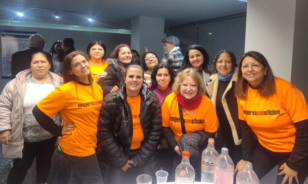 fotografia de equipo de mujeres con oficio