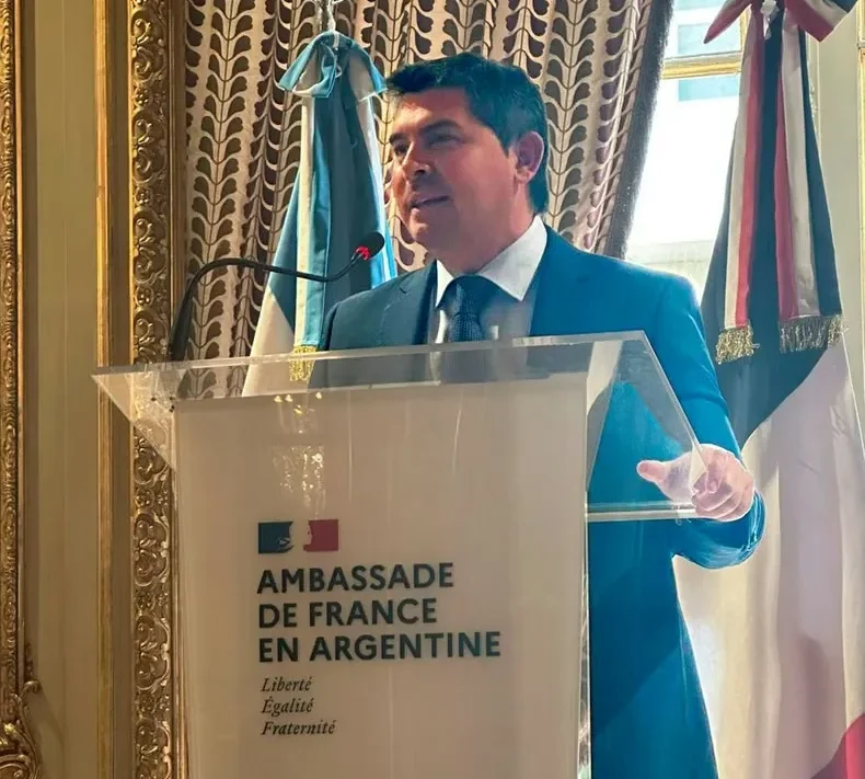 El gobernador de San Juan dando un discurso en al embajada francesa en buenos aires