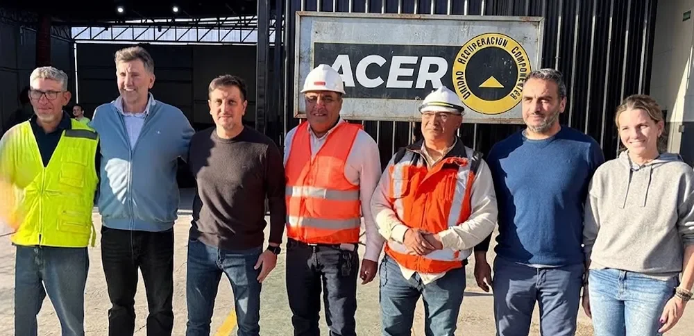 fotografia de Patricio Páez presidente de la Agrupación Cordillera de Los Andes; Claudio García propietario de ACER; Juan Pablo Perea Ministro de Minería; Capacitadores de la Agrupación Cordillera de Los Andes; funcionarios del Ministerio de Minería; y Mariana Azcona directora de Desarrollo Minero Sustentable en las instalaciones de la empresa acer