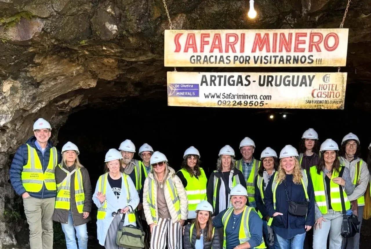 Grupo de turista delante de la boca de mina de Artigas en Uruguay dispuestos a adentrarse en ella