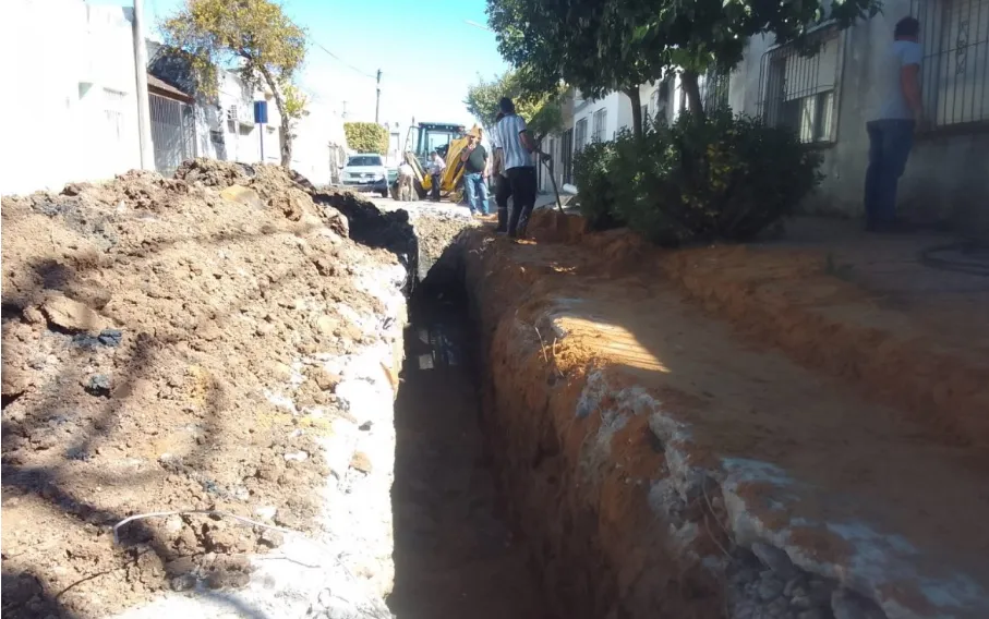 Equipo de perforación subterránea realizando pozos de captación de agua para red potable en San Juan.