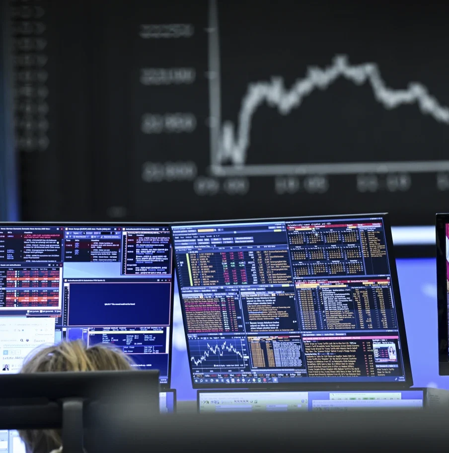 Imagen de monitores en la bosa de valores.