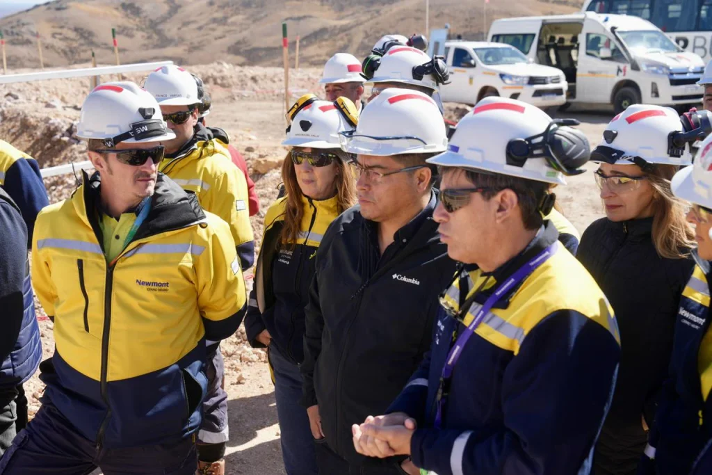 Claudio Vidal gobernador de Santa Cruz con representantes de la minera Newmont