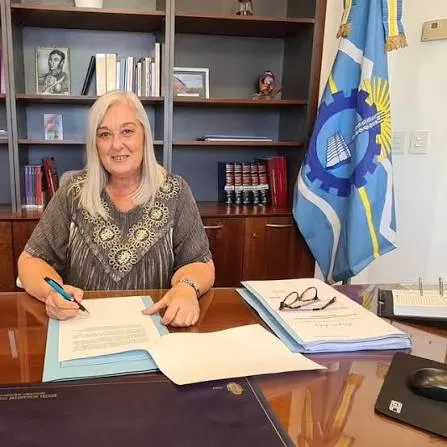 Retrato oficial de la senadora nacional por Chubut Edith Terenzi en su despacho del Senado de la Nación.