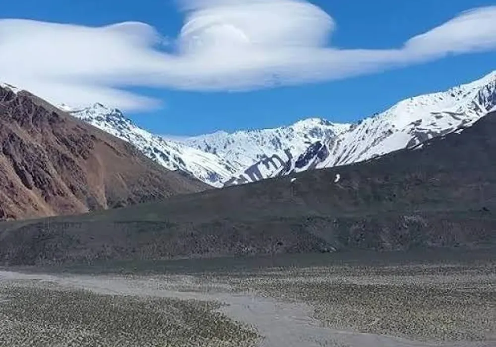 fotografia de cordillera nevada y precordillera con deshielo
