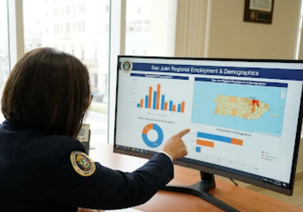 persona señalando datos en una computadora