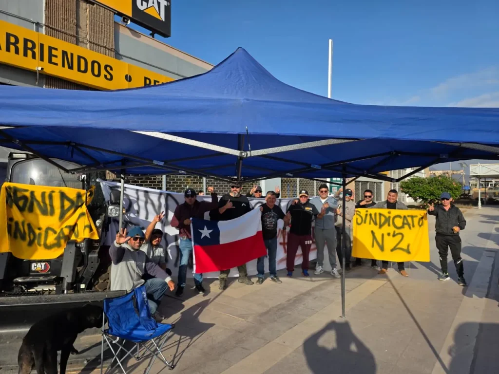 Grupo de mineros en huelga frente a Finning