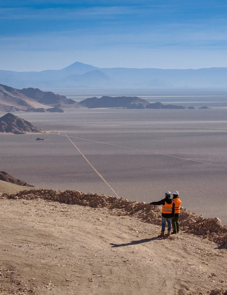geologos realizando tareas de exploración en Vendaval.