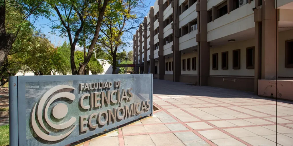 CONECTA 360: jornada gratuita que acerca minería y empresas a estudiantes de Ciencias Económicas
