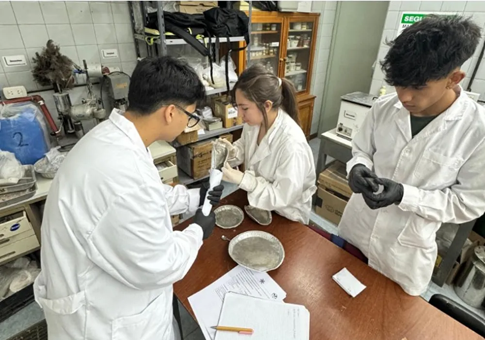 investigadores trabajando en un laboratorio con muestras minerales