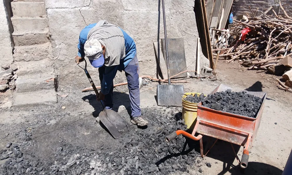obrero ladrillero cargando carbinilla en una pala
