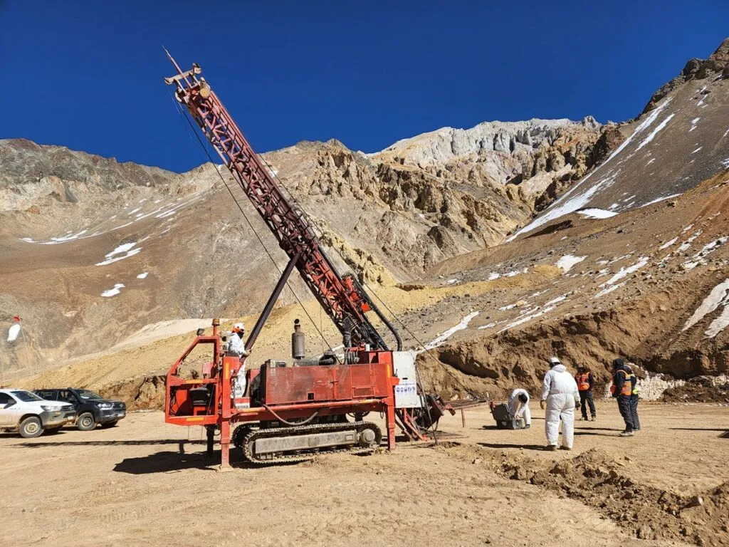 Plataforma de perforación diamantina operando en la alta cordillera de San Juan en el proyecto Lunahuasi.