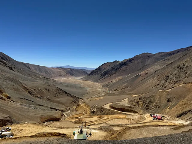 Imagen del campamento y las máquinas de exploración en el proyecto Lunahuasi